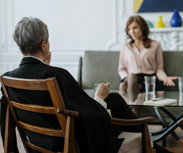 Psicóloga atendendo paciente